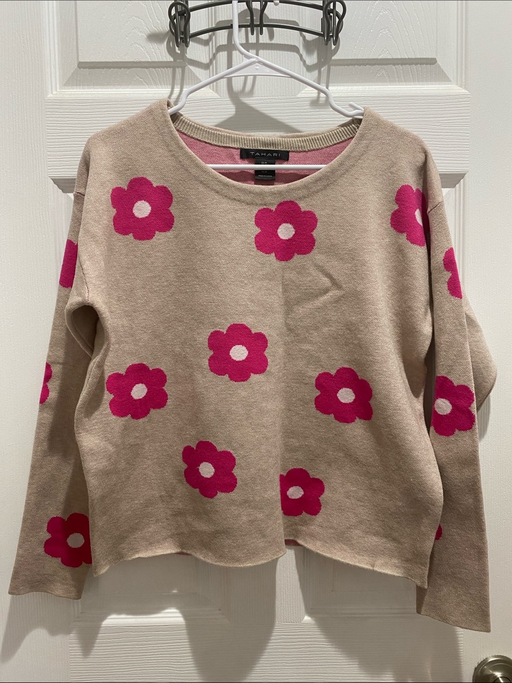 Tahari Beige Knit Sweater with Hot Pink Floral Motif 🌸🩷🌸